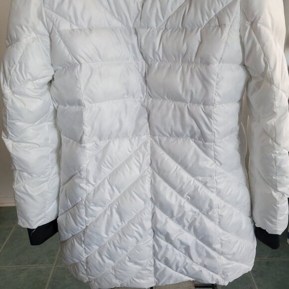 Kenneth Cole New York Women’s Lightweight White Contrast Puffer Coat (Size: M) - Picture 6 of 16